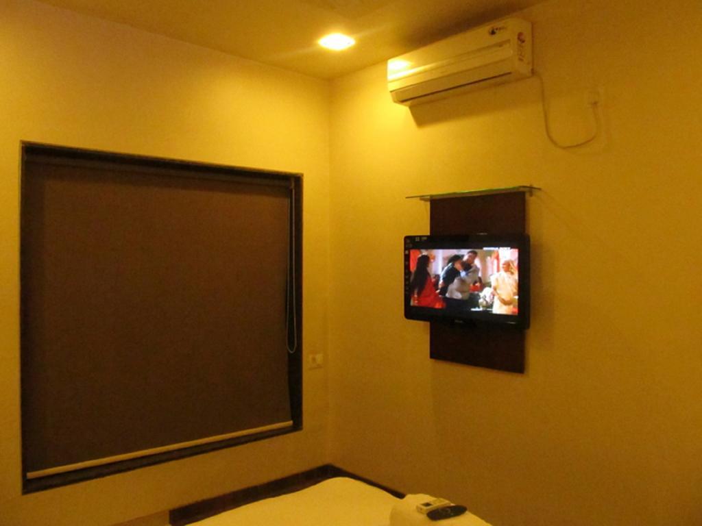 Hotel Sai Regency Daman Room photo