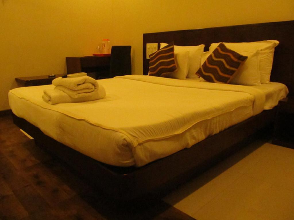 Hotel Sai Regency Daman Room photo