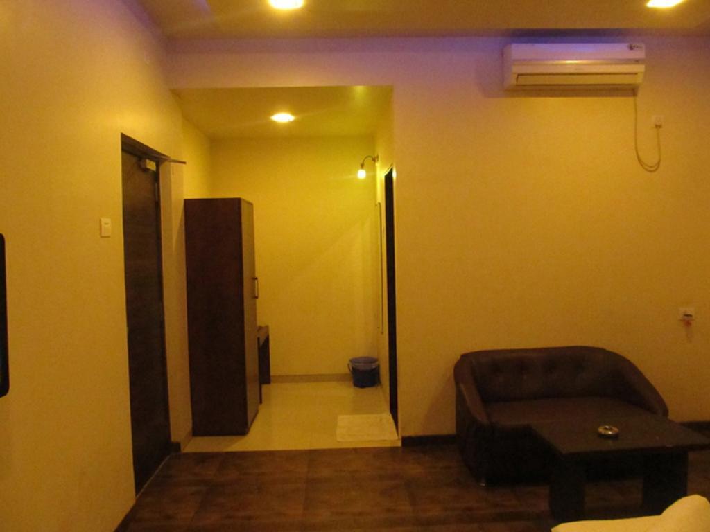 Hotel Sai Regency Daman Room photo